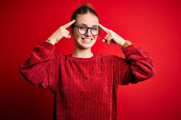 Junge Schöne Rothaarige Frau Trägt Lässigen Pullover Über Isoliertem Rotem — Stockfoto