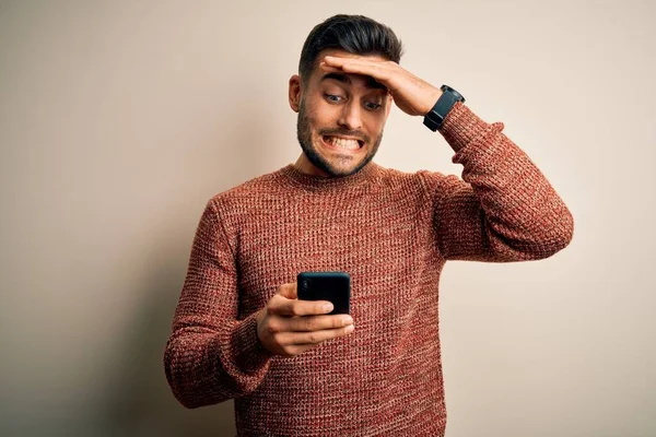 Junger Gutaussehender Mann Der Sich Mit Dem Smartphone Auf Weißem — Stockfoto