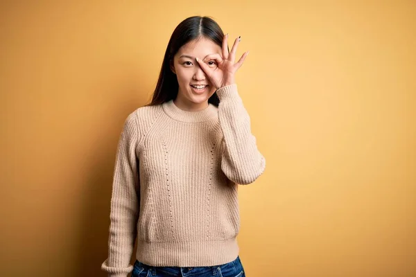 Jonge Mooie Aziatische Vrouw Dragen Casual Trui Geel Geïsoleerde Achtergrond — Stockfoto