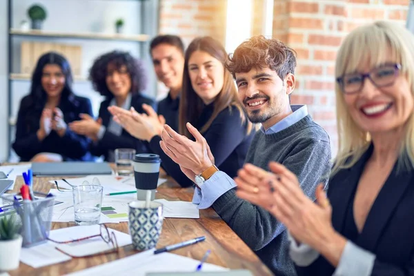 Eine Gruppe Von Geschäftsleuten Lächelt Glücklich Und Zuversichtlich Mit Einem — Stockfoto