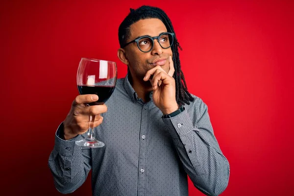Νεαρός Αφρικανός Αφρικανός Σομελιέ Άντρας Κοτσιδάκια Πίνοντας Ένα Ποτήρι Κρασί — Φωτογραφία Αρχείου