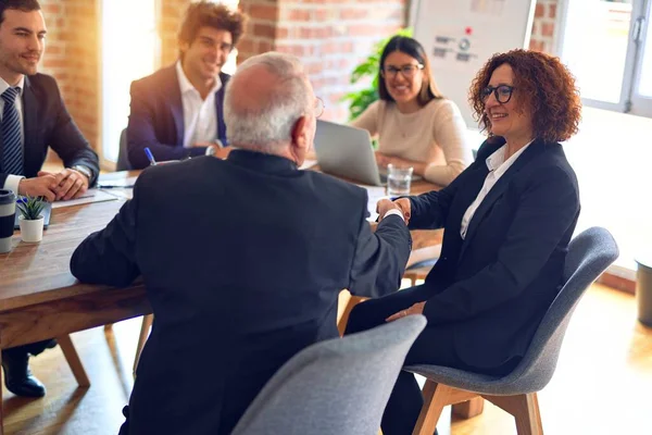 Grupp Affärsanställda Ler Glada Och Självsäkra Ett Möte Tala Med — Stockfoto