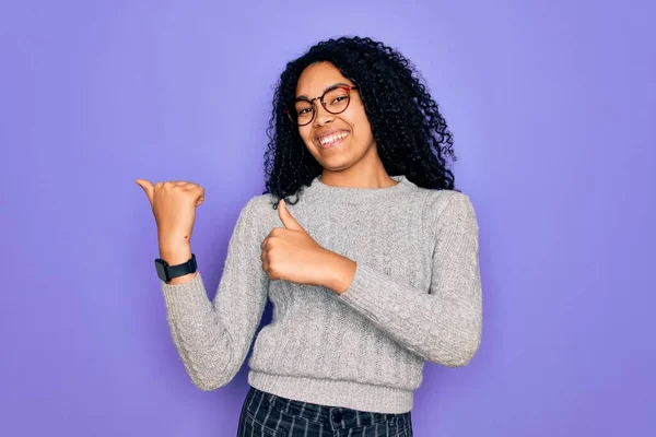 Mujer Afroamericana Joven Con Suéter Casual Gafas Sobre Fondo Púrpura —  Fotos de Stock