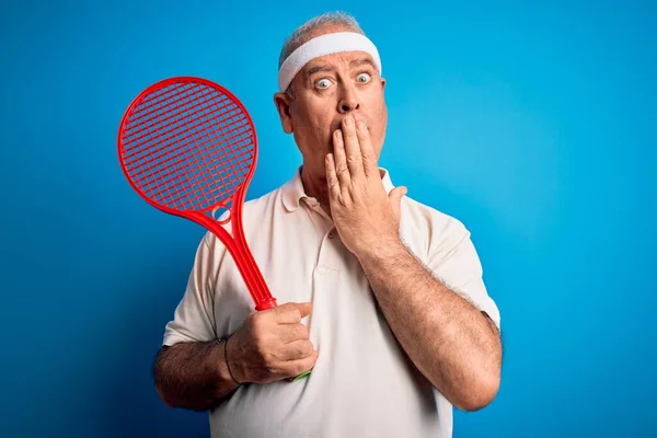 Tenis Oynayan Orta Yaşlı Beyaz Tenisçi Izole Edilmiş Mavi Arka — Stok fotoğraf
