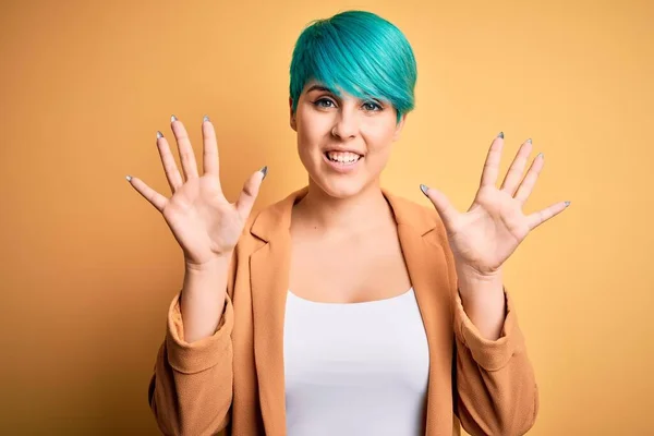 Jovem Mulher Bonita Com Cabelo Azul Moda Vestindo Jaqueta Casual — Fotografia de Stock