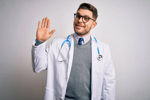 Jeune Homme Médecin Aux Yeux Bleus Portant Manteau Médical Stéthoscope — Photo