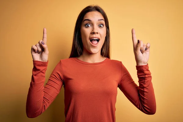 Jonge Mooie Brunette Vrouw Dragen Casual Shirt Staan Gele Achtergrond — Stockfoto