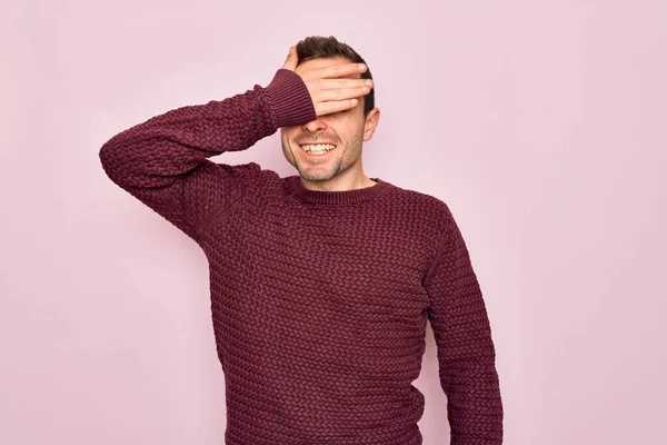 Giovane Bell Uomo Con Gli Occhi Azzurri Che Indossa Maglione — Foto Stock