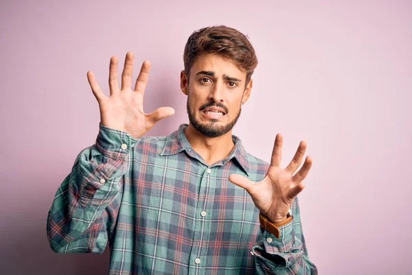 Jonge Knappe Man Met Baard Draagt Casual Shirt Staan Roze — Stockfoto