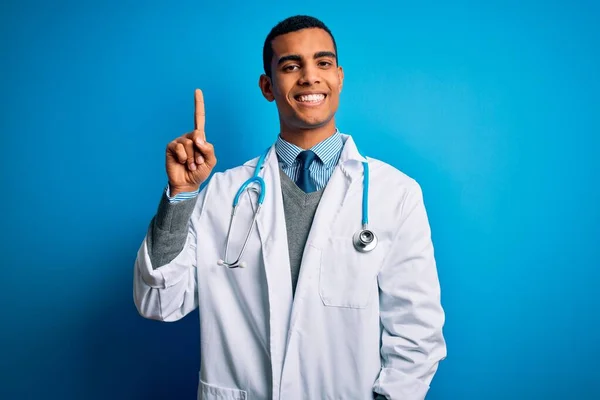 Guapo Afroamericano Doctor Hombre Usando Abrigo Estetoscopio Sobre Fondo Azul — Foto de Stock