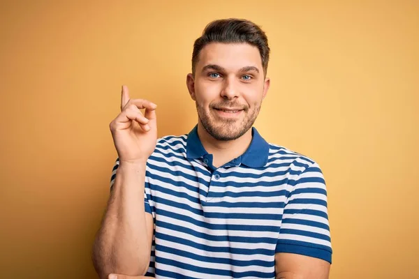 Giovane Uomo Con Gli Occhi Azzurri Indossa Casual Shirt Righe — Foto Stock