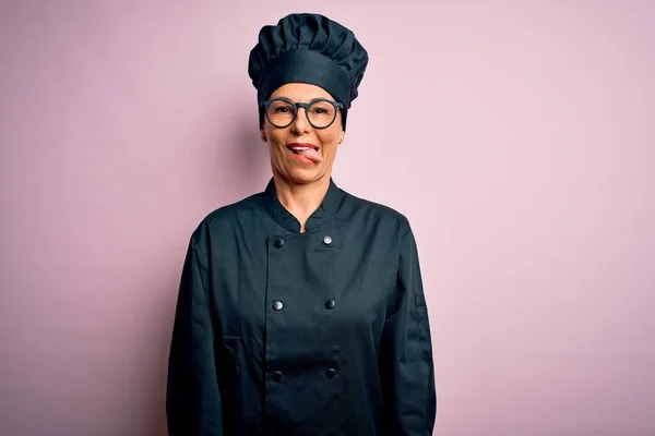Mulher Chef Morena Meia Idade Vestindo Uniforme Fogão Chapéu Sobre — Fotografia de Stock