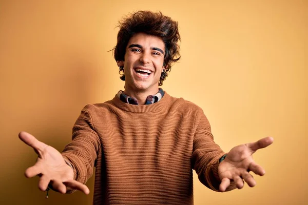 Jovem Homem Bonito Vestindo Camisa Casual Suéter Sobre Fundo Amarelo — Fotografia de Stock