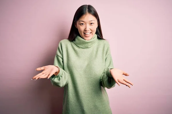 Jonge Mooie Aziatische Vrouw Dragen Groene Winter Trui Roze Gesoldeerde — Stockfoto