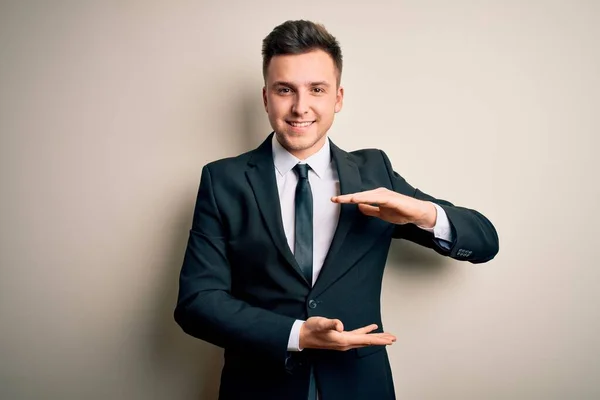 Joven Hombre Negocios Guapo Con Traje Elegante Corbata Sobre Fondo — Foto de Stock