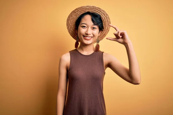 Jong Mooi Aziatisch Meisje Draagt Casual Shirt Hoed Geïsoleerde Gele — Stockfoto