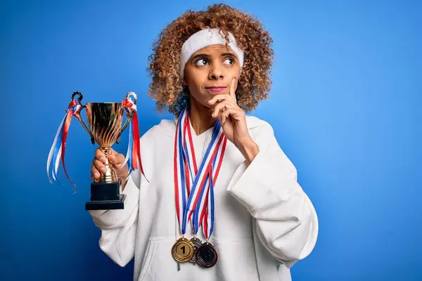 Junge Afrikanisch Amerikanische Sportlerin Die Medaillen Und Trophäen Gewinnt Ernstes — Stockfoto