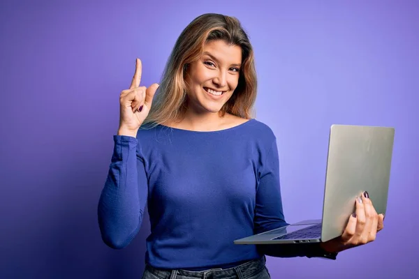 Mladá Krásná Blondýnka Pracující Pomocí Notebooku Přes Izolované Fialové Pozadí — Stock fotografie