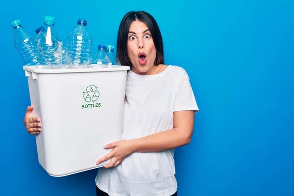 Jovem Bela Mulher Reciclando Garrafas Plástico Cesto Lixo Para Cuidar — Fotografia de Stock