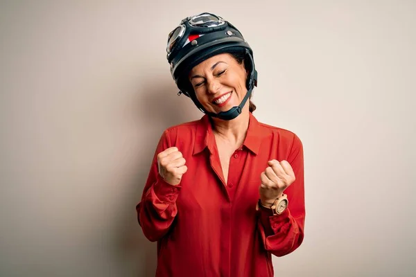 Mulher Motociclista Meia Idade Usando Capacete Motocicleta Sobre Fundo Branco — Fotografia de Stock