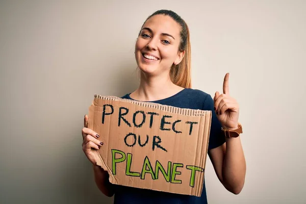 Mladá Krásná Blondýnka Modrýma Očima Žádající Ochranu Planety Drží Prapor — Stock fotografie