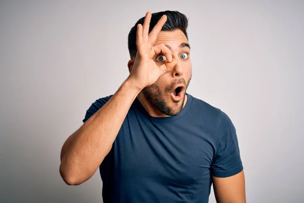 Homem Bonito Jovem Vestindo Shirt Casual Sobre Fundo Branco Isolado — Fotografia de Stock