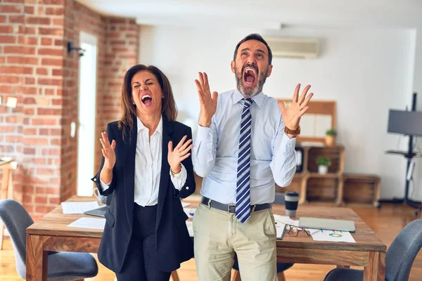 Két Középkorú Üzletember Együtt Dolgozik Egy Megbeszélésen Irodában Őrült Őrült — Stock Fotó