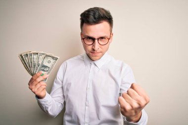 Kafkasyalı yakışıklı bir iş adamı elinde bir sürü banknot tutarken sinirlendi ve sinirlendi öfkeyle bağırdı, çıldırdı ve el kaldırarak bağırdı.