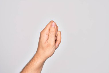 İzole edilmiş beyaz arka planda parmak, iş ve reklamla boş alan tutan beyaz bir gencin eli.