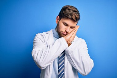 Sarışın, sakallı, mavi gözlü, ceketli ve kravatlı genç bir terapist. Arka planda uyur, yorgun düşler kurar ve ellerimiz kapalı gülümserken poz verir..