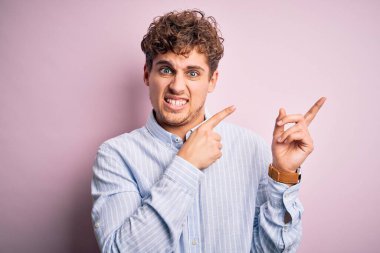 Sarışın, kıvırcık saçlı, beyaz arka planda çizgili tişörtlü, genç, yakışıklı bir adam. Endişeli ve gergin bir yana, endişeli ve şaşırmış bir ifade takınıyor.