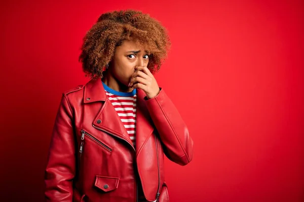 Joven Mujer Afro Afroamericana Hermosa Con Pelo Rizado Usando Chaqueta —  Fotos de Stock