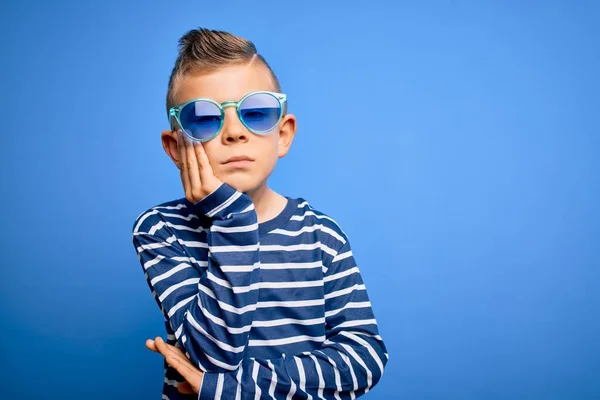Młody Mały Biały Dzieciak Niebieskimi Oczami Stojący Okularach Przeciwsłonecznych Niebieskim — Zdjęcie stockowe