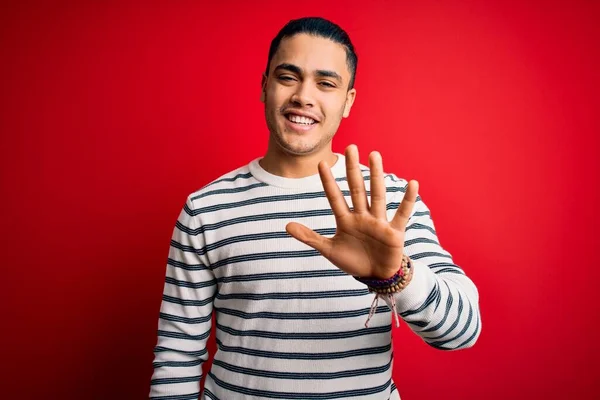 Jonge Braziliaanse Man Draagt Casual Gestreept Shirt Staan Geïsoleerde Rode — Stockfoto