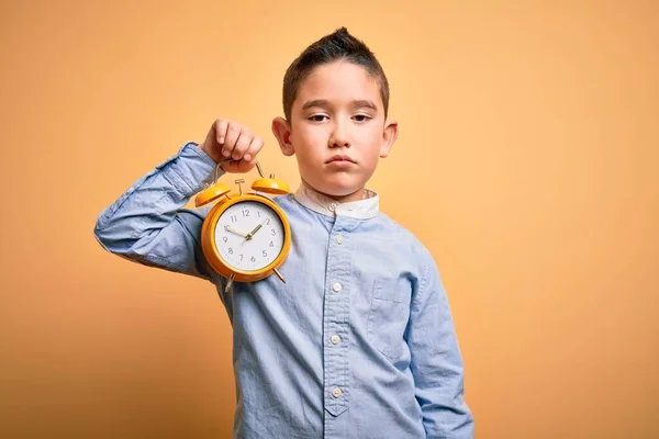 Niño Pequeño Sosteniendo Clásico Reloj Despertador Campana Sobre Fondo Amarillo — Foto de Stock