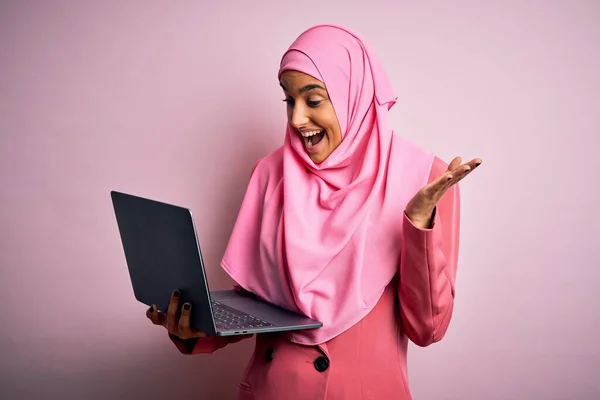 Giovane Bella Donna Affari Che Indossa Hijab Musulmano Rosa Giacca — Foto Stock