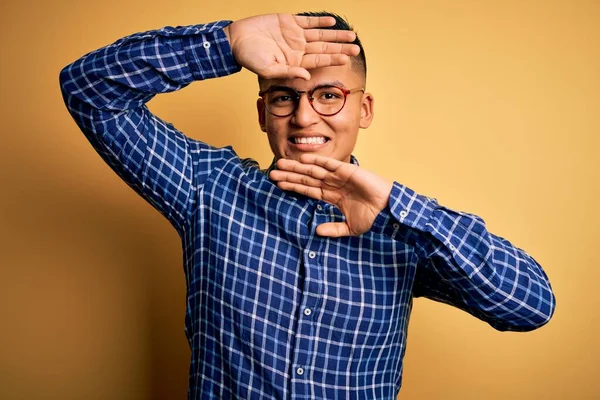 Mladý Pohledný Latinskoamerický Muž Neformální Košili Brýlích Žlutém Pozadí Vesele — Stock fotografie