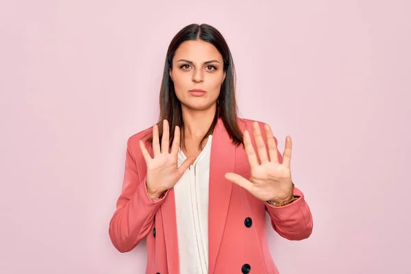 Young Beautiful Brunette Businesswoman Wearing Elegant Jacket Isolated Pink Background — Stock Photo, Image