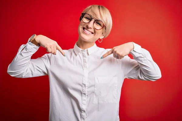 Junge Blonde Geschäftsfrau Mit Kurzen Haaren Die Eine Brille Über — Stockfoto