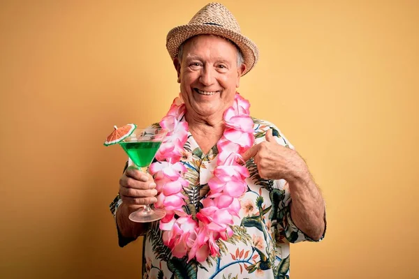 Ősz Hajú Idősebb Férfi Nyári Kalapban Hawaii Lejben Koktélt Ivott — Stock Fotó