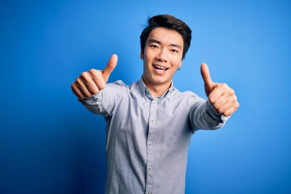 Homem Chinês Bonito Jovem Vestindo Camisa Casual Sobre Fundo Azul — Fotografia de Stock