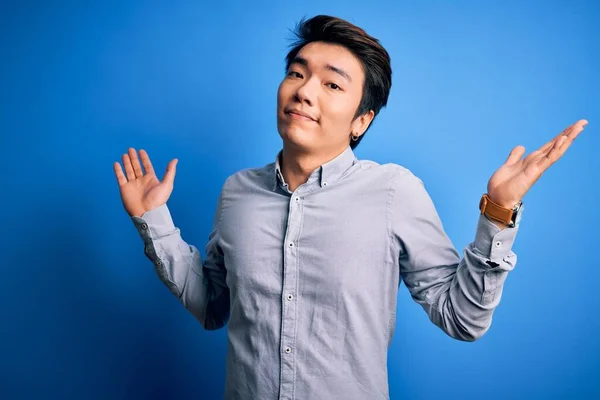 Homem Chinês Bonito Jovem Vestindo Camisa Casual Sobre Fundo Azul — Fotografia de Stock