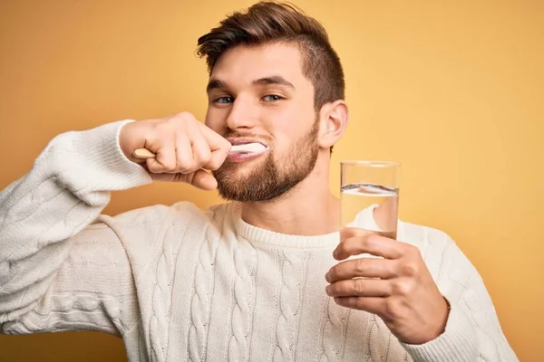 Młody Przystojny Biały Mężczyzna Myjący Zęby Szczoteczką Zębów Pastą Jamy — Zdjęcie stockowe