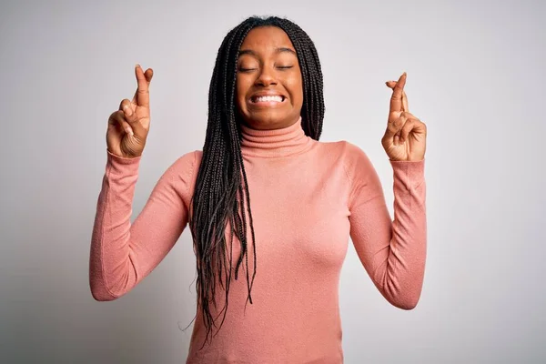 Jonge Afro Amerikaanse Vrouw Staat Casual Koel Witte Geïsoleerde Achtergrond — Stockfoto