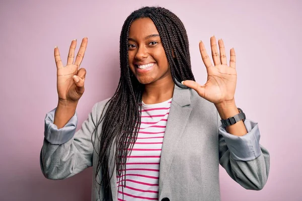 Jeune Femme Affaires Afro Américaine Debout Sur Fond Rose Isolé — Photo