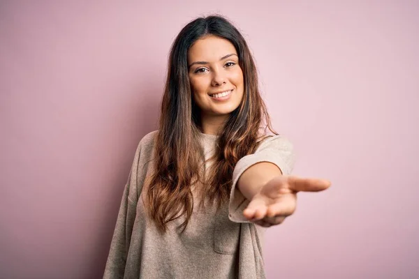 Jonge Mooie Brunette Vrouw Dragen Casual Trui Staan Roze Achtergrond — Stockfoto