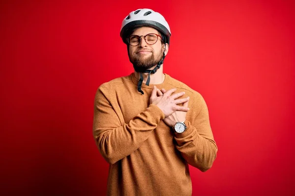턱수염 과파란 자전거 선수가 자전거 헬멧을 양손으로 웃으면서 얼굴에 감사하는 — 스톡 사진