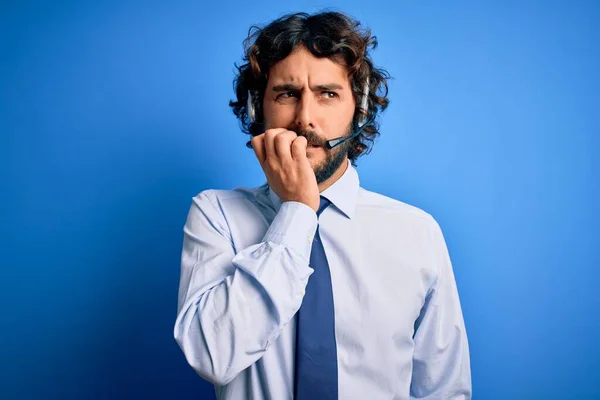 Der Junge Gutaussehende Callcenter Agent Mit Bart Der Mit Headset — Stockfoto