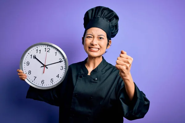Joven Mujer Chef China Con Uniforme Cocina Sombrero Sosteniendo Reloj — Foto de Stock