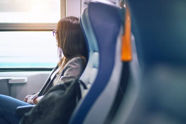 Jonge Mooie Vrouw Glimlachend Gelukkig Zelfverzekerd Zittend Met Een Glimlach — Stockfoto